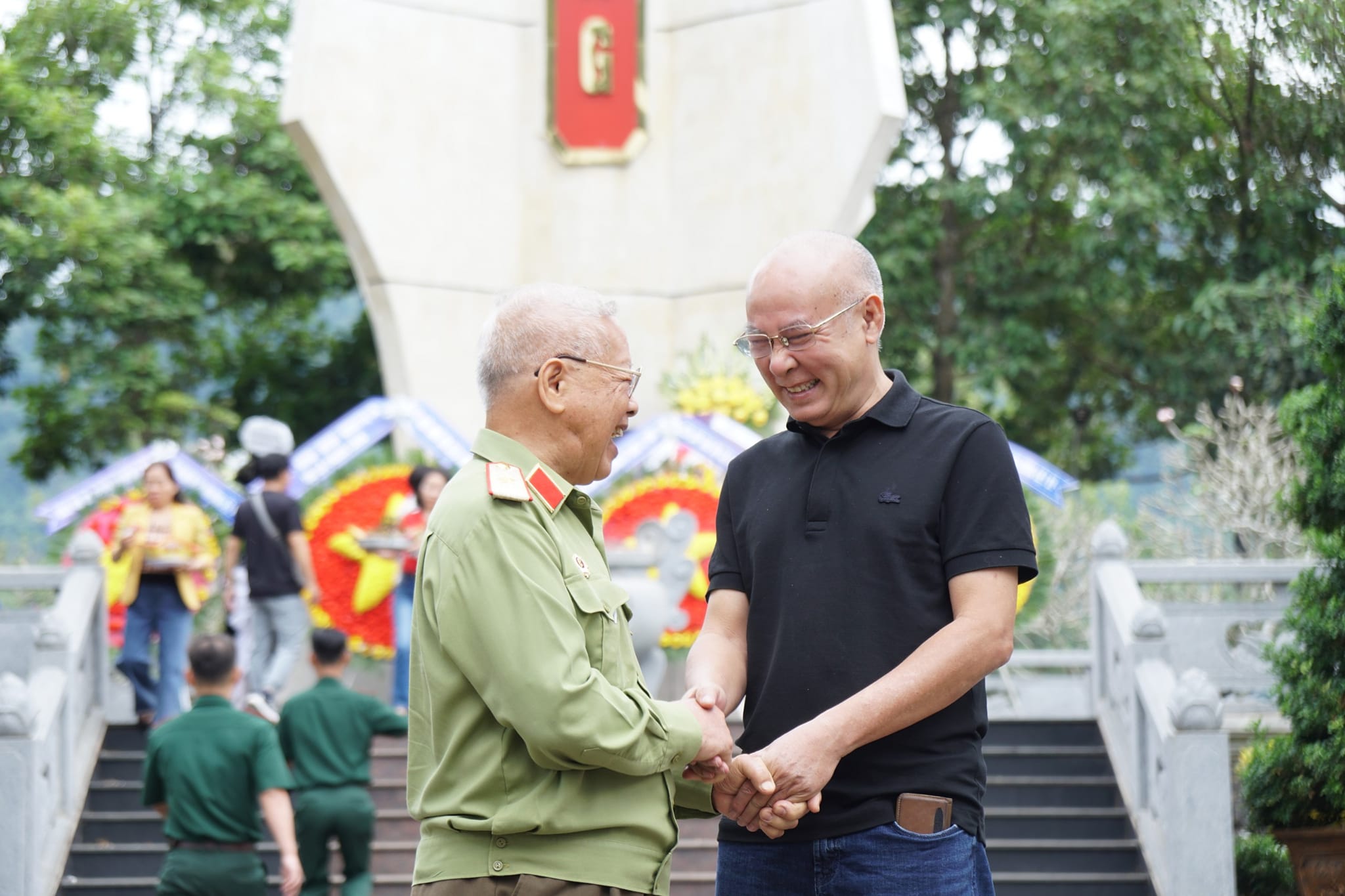 Dr. Huân gặp gỡ đại diện trong chiến dịch thiện nguyện Xuân biên giới