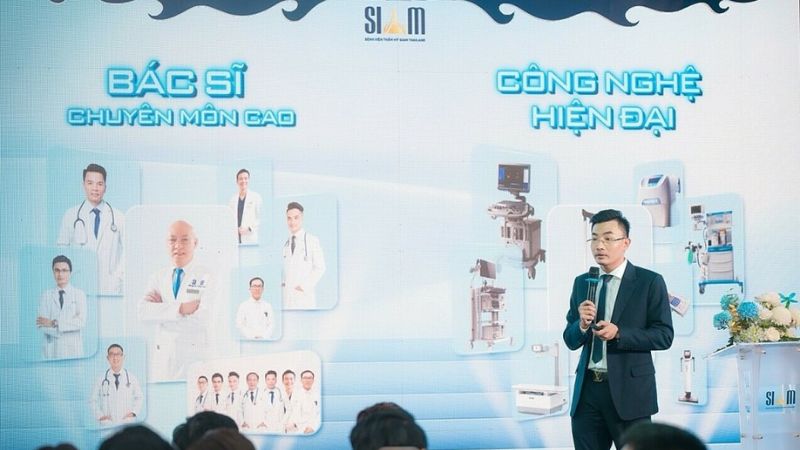 Ông Thái Hoàng Sơn, chuyên gia thẩm mỹ công nghệ cao, Chủ tịch Hội đồng quản trị, Tổng giám đốc Bệnh viện thẩm mỹ Siam Thailand phát biểu trong lễ khai trương. Ảnh: Bệnh viện cung cấp