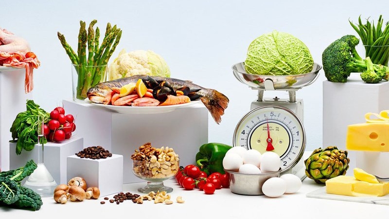 Tiêu thụ nhiều trái cây, rau xanh, ngũ cốc nguyên hạt và protein nạc