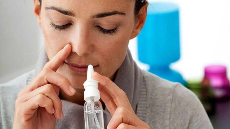 Vệ sinh mũi bằng muối sinh lý hoặc dung dịch thuốc đặc trị theo hướng dẫn