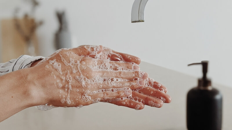 Rửa tay sạch khi vệ sinh vùng phẫu thuật