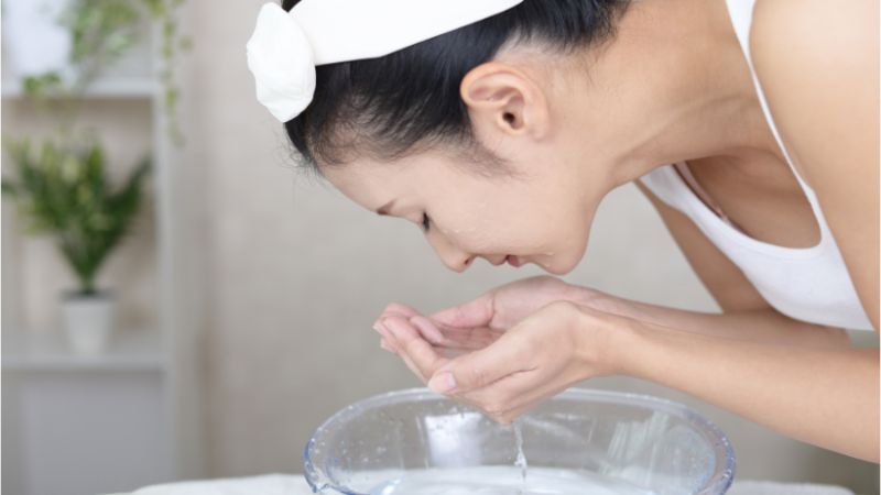 Rửa vết thương với nước muối thường xuyên