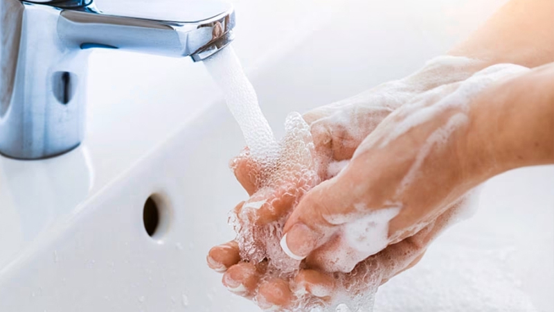 Rửa tay sạch trước khi thay băng