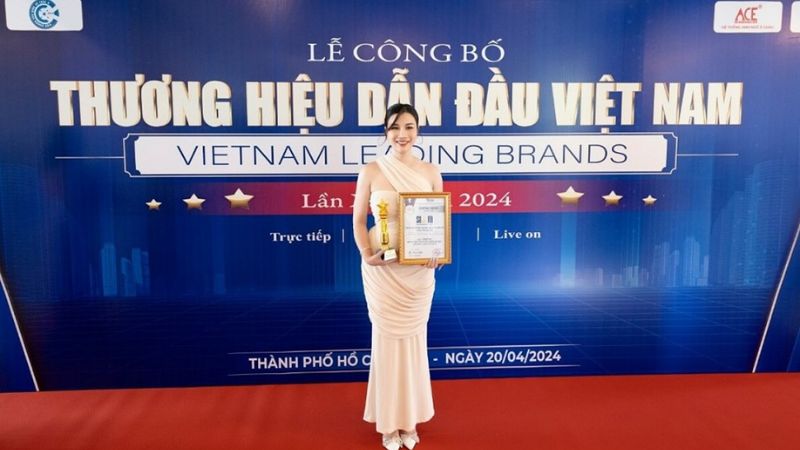Bà Trần Nhật Trang, Phó chủ tịch Hội đồng quản trị kiêm Phó tổng giám đốc Bệnh viện thẩm mỹ Siam Thailand, đại diện nhận giải thưởng.