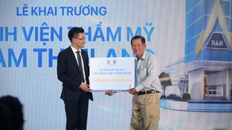 Ông Thái Hoàng Sơn, Chủ tịch Hội đồng quản trị, Tổng giám đốc Bệnh viện thẩm mỹ Siam Thailand trao tặng một căn nhà tình nghĩa, hỗ trợ gia đình liệt sĩ TP HCM.