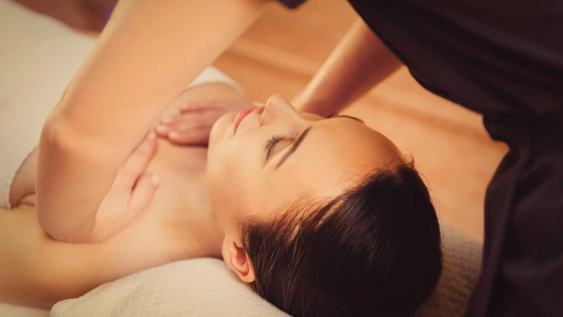 Massage vòng 1 là một phương pháp hỗ trợ tăng kích thước